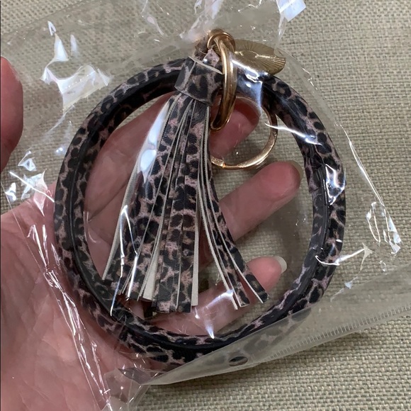 Leopard print bangle bracelet keychain holder - Picture 2 of 4